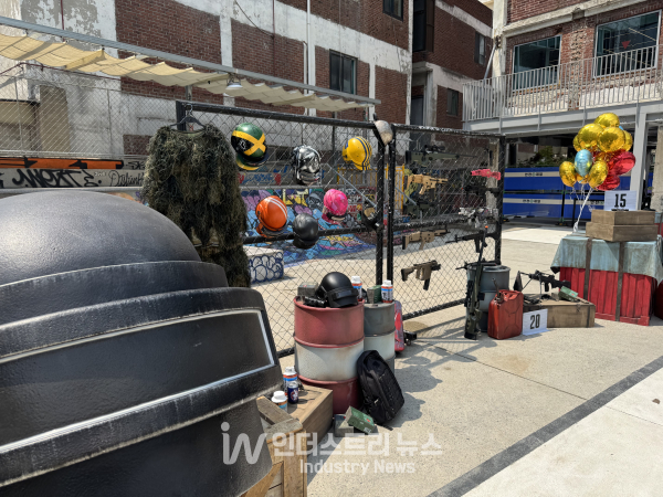 크래프톤의 '모바일 배틀그라운드' 7주년 기념 팝업스토어에 비치된 '모바일 배틀그라운드' 내 게임 모형물./사진=김기찬 기자