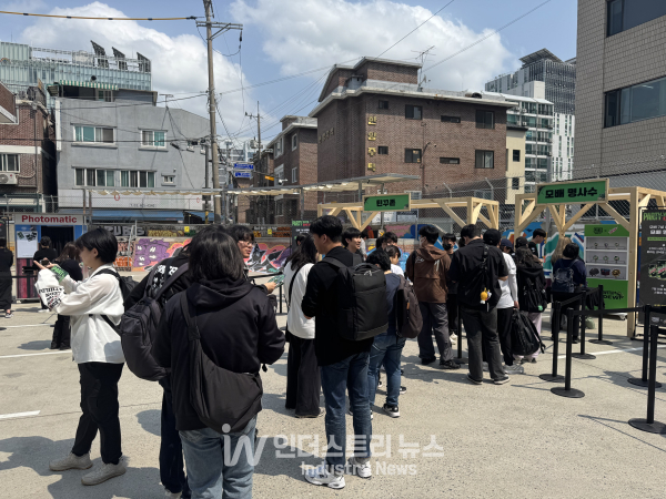 '모바일 배틀그라운드' 7주년 기념 팝업스토어에 마련된 부스에 체험을 위해 대기 중인 이용자들./사진=김기찬 기자