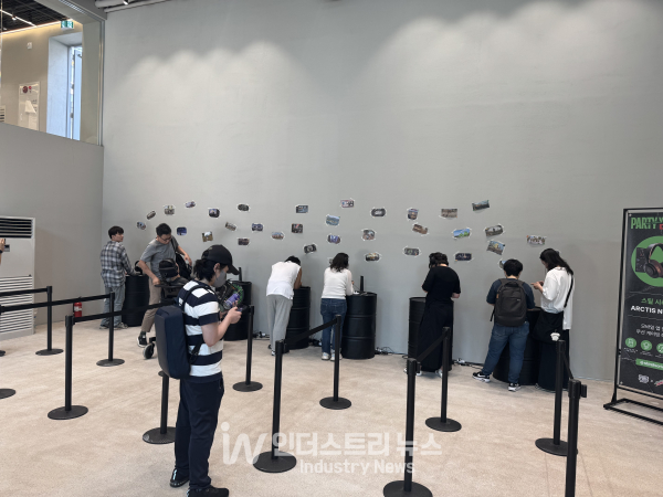 '모바일 배틀그라운드' 모바일 게임을 체험해볼 수 있는 시연장에서 이용자들이 게임에 집중하고 있다./사진=김기찬 기자