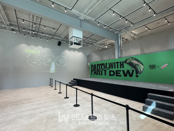 걸그룹 밴드 'QWER'의 축하 공연이 예정돼 있는 무대 옆 벽면에 QWER의 뮤직비디오가 송출되고 있다./사진=김기찬 기자