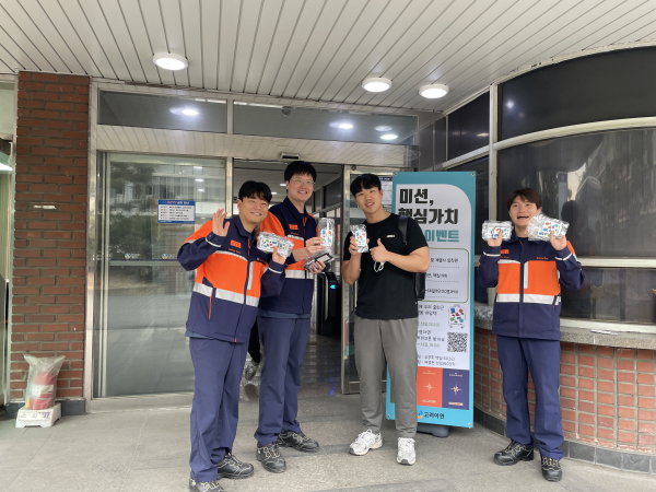 고려아연 임직원들이 '미션·핵심가치' 퀴즈에 참여하며 받은 네임택을 들어 보이고 있다./사진=고려아연