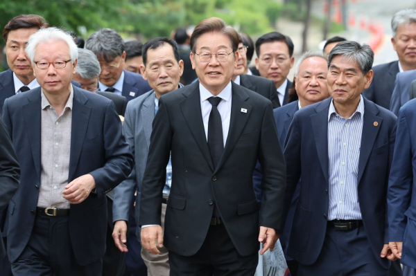 이재명 더불어민주당 대선 후보가 19일 독립운동가 후손들과 함께 서울 용산구 백범김구 묘역을 참배하고 있다/ 사진 = 연합뉴스