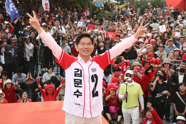국민의힘 김문수 대선 후보가 20일 경기 하남시 스타필드 하남 인근에서 유세를 하고 있다/ 사진 = 연합뉴스