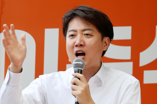 이준석 개혁신당 대선 후보가 19일 오후 광주 북구 전남대학교 후문 앞에서 열린 유세에서 지지를 호소하고 있다/ 사진 = 연합뉴스