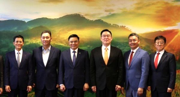 구본규 LS전선 대표(사진 왼쪽부터 네번째), 레 만 훙 회장 페트로베트남 회장(사진 왼쪽부터 세번째) 등 관계자들이 21일 페트로베트남 본사에서 간담회 후 기념 촬영을 하고 있다.