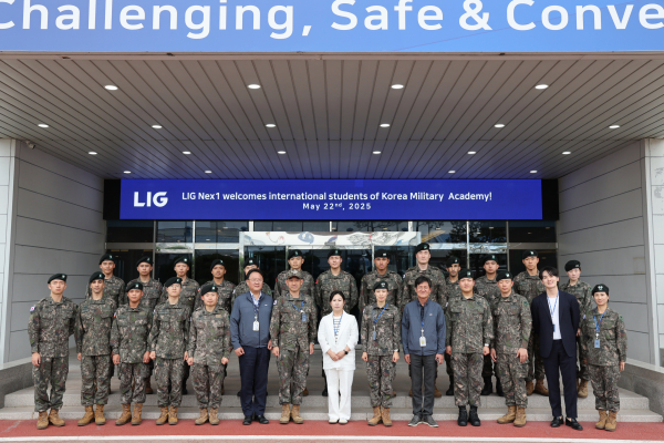 육군사관학교에서 교육 중인 ‘외국인 수탁생도’ 일행이 LIG넥스원 구미하우스에 방문해 파이팅 구호를 외치고 있다./사진=LIG넥스원