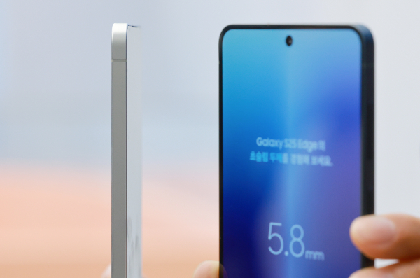 서울 삼성 강남에서 초슬림형 스마트폰인 삼성전자 갤럭시 S25 엣지가 공개되고 있다./사진=연합뉴스