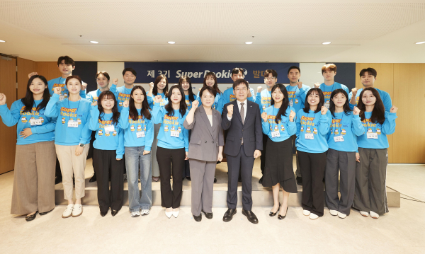 김형일 IBK기업은행 전무이사(오른쪽 다섯번째)와 오은선 IBK기업은행 자산관리그룹 부행장(오른쪽 여섯번째)이 22일 서울 중구 을지로 기업은행 본점에서 열린 ‘제3기 슈퍼 루키 WM 발대식’에서 최종 선발된 직원들과 기념촬영을 하고 있는 모습