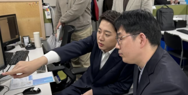 개혁신당 이준석 후보가 3월6일 서울 강남구 갤럭시아머니트리를 방문해 모바일 금융 플랫폼 및 디지털 자산 관련 현장을 점검하고 있다 / 사진= 이준석 의원실