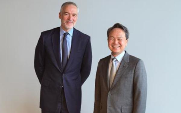 진옥동 신한금융지주 회장이 지난 18일부터 1주일간 영국 런던, 독일 프랑크푸르트, 폴란드 바르샤바 등 유럽 주요 거점을 순회하며 현지 기관 투자자를 대상으로 투자설명회를 개최했다. 20일 런던에서 만난 진 회장(사진 오른쪽)과 앤터니 굿맨 골드만삭스 인터내셔널 공동대표 / 사진= 신한금융지주]