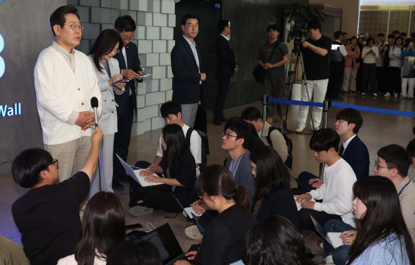 더불어민주당 이재명 대선 후보가 26일 경기 수원시 영통구 아주대학교 혁신공유라운지에서 대학생 간담회를 마친 후 취재진의 질문에 답변하고 있다. /사진=공동취재단