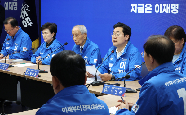 발언하는 박찬대 상임총괄선거대책위원장(서울=연합뉴스) 김주형 기자 = 더불어민주당 박찬대 상임총괄선거대책위원장(왼쪽 네번째)이 26일 서울 여의도 당사에서 열린 중앙선거대책위원회의에서 발언하고 있다. 2025.5.26 kjhpress@yna.co.kr