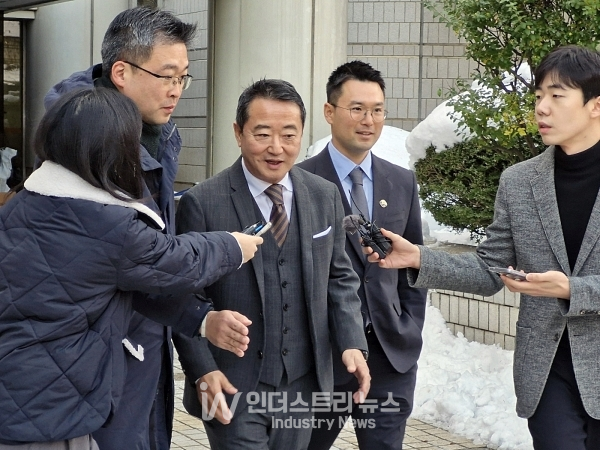 29일 골관절염 유전자치료제 인보사 케이주(인보사)의 성분 조작 의혹에 관여한 혐의 등으로 재판에 넘겨진 이웅열(68) 코오롱그룹 명예회장이 1심에서 무죄를 선고받았다. 이웅열 명예회장(오른쪽 세번째)과 장남 이규호 코오롱그룹 부회장이 미소를 띠며 법원을 빠져나가고 있다./사진=서영길 기자