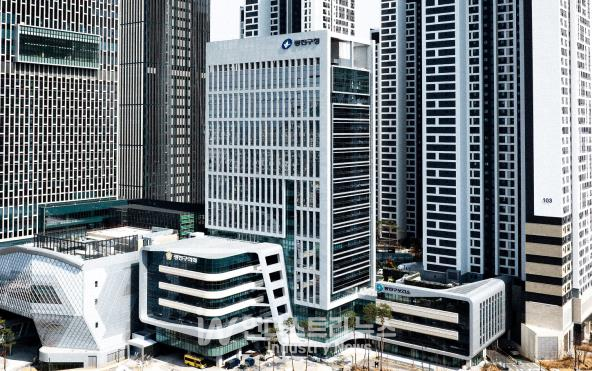 건물 외벽에 건물일체형태양광(BIPV)을 설치한 광진구청 통합청사 [사진=광진구]