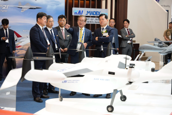 MADEX 한국항공우주산업(KAI) 부스를 방문한 석종건 방사청장에게 강구영 KAI 사장이 설명을 진행하고 있다./사진=한국항공우주산업