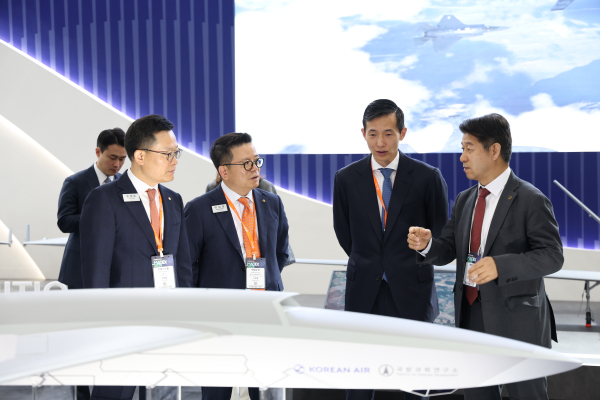 김동관 한화그룹 부회장이 MADEX(국제해양방위산업전) 이튿날 한화 방산계열사 사장들과 관계자로부터 설명을 듣고 있다./사진=한화그룹