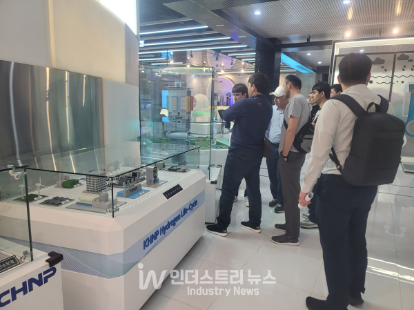 타지키스탄 정부 관계자들이 한수원 본사에 조성된 홍보관을 둘러보는 모습 [사진=한국수력원자력]