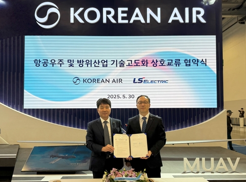 임진규 대한항공 항공우주사업본부장(왼쪽)과 이상준 LS일렉트릭 자동화CIC최고운영책임자가 항공우주 및 방위산업 기술고도화 상호교류 협약식./사진=대한항공