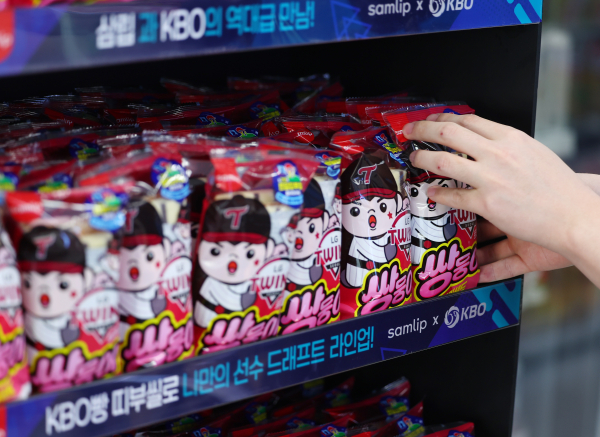 지난달 24일 서울 송파구 잠실야구장 내 GS25 편의점에서 관계자가 크보(KBO)빵을 정리하고 있다./사진=연합뉴스