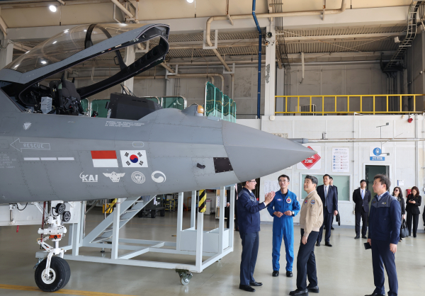 이주호 대통령 권한대행 부총리 겸 교육부 장관이 지난달 27일 경남 사천 한국항공우주산업(KAI)에서 한국형 전투기 KF-21 설명을 듣고 있다./사진=교육부