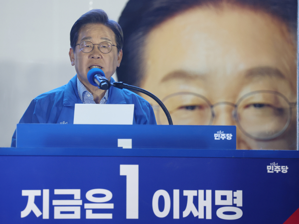더불어민주당 이재명 대선 후보가 선거를 하루 앞둔 2일 서울 여의도공원 마지막 유세에서 이 후보의 '빛의 혁명' 완성을 위한 승리에 대한 연설을 하고 있다./사진=연합뉴스