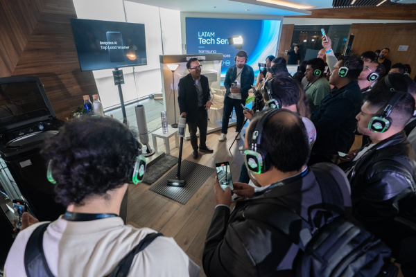 멕시코시티에서 진행된 삼성전자 ‘2025 중남미 테크세미나’에서 참석자들이 ‘비스포크 AI 가전’ 신제품을 살펴보고 있다./사진=삼성전자