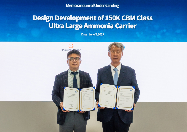 김종서 한화오션 상선사업부장 사장(왼쪽)과 이형철 한국선급 회장이 15만CBM급 초대형 암모니아운반선 기술협력 MOU에 서명한 뒤 협약서를 들어 보이고 있다./사진=한화오션