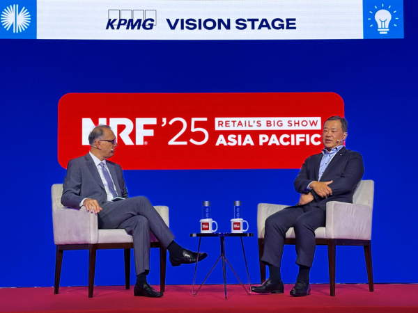 지난 3일 김상현 롯데유통군 총괄대표 부회장(오른쪽)이 싱가포르 마리나 베이 샌즈 싱가포르에서 'NRF 빅쇼 APAC 2025'에 참석해 비풀 차울라 페어프라이스 그룹 CEO와 대담을 나누고 있다./사진=롯데유통군