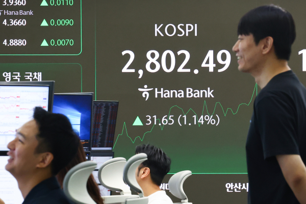 5일 오전 서울 중구 하나은행 본점 딜링룸 현황판에 코스피가 표시돼 있다. / 사진 = 연합뉴스