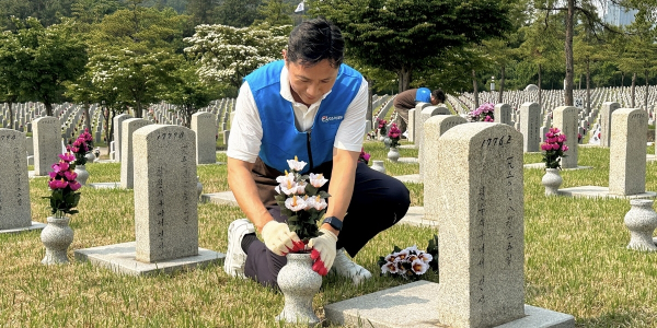 GS그룹 오너 4세인 허서홍 GS리테일 대표이사가 현충원 제39묘역에 헌화를 하고 있다./사진=GS리테일