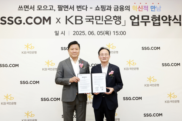 최훈학 SSG닷컴 대표이사(왼쪽)와 이환주 KB국민은행장이 업무협약 체결 후 기념사진을 촬영하고 있다./사진=SSG닷컴