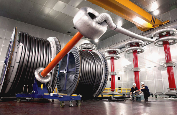 LS전선 직원이 구미 공장에서 초고압 직류(HVDC) 케이블을 테스트하고 있다./사진=LS전선