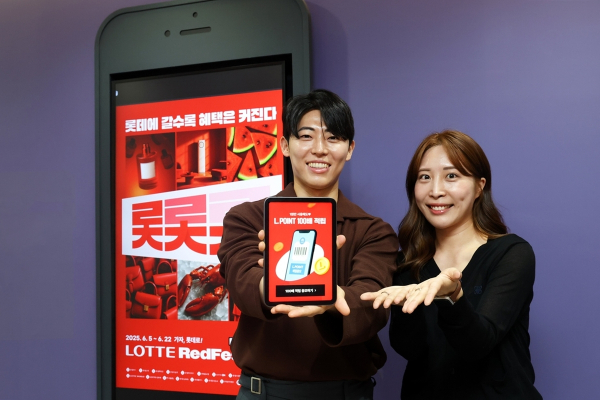 롯데홈쇼핑 모델이 롯데홈쇼핑에서 제공하는 행사에 대해 홍보하고 있다./사진=롯데홈쇼핑