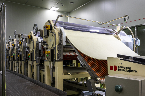 삼양식품 밀양 2공장에서 제면 공정이 진행되고 있다./사진=삼양식품