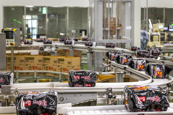 삼양식품 밀양 2공장 외포장실 공정 모습./사진=삼양식품