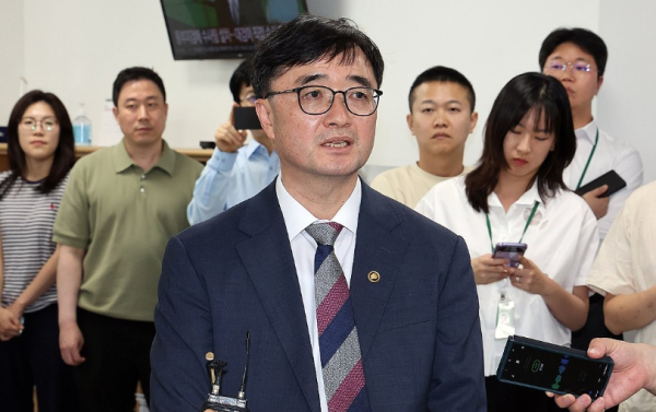 임기근 기재부 2차관은 12일 열린 ‘재정집행 점검 회의’에서 “상반기 신속집행 목표 달성을 위해 남은 기간 동안 집행 상황을 면밀히 살펴 줄것"을 각 부처에 당부했다 / 사진=연합뉴