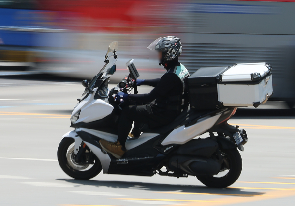 지난 9일 서울 강남역 사거리에서 배달라이더가 교차로를 지나고 있다./사진=연합뉴스