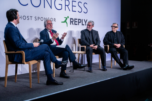 11~12일(현지시간) 이탈리아 토리노에서 열린 '오토모티브 뉴스 100주년 기념 어워즈'에서 현대차그룹 CDO(최고 디자인 책임자)이자 CCO(최고 크리에이티브 책임자)인 루크 동커볼케 사장(오른쪽 두번째)과 브랜드 엠버서더인 피터 슈라이어 전 사장(맨 오른쪽)이 '100주년 기념상'을 수상했다. 수상자들이 행사 관계자들과 대화하고 있다./사진=현대자동차그룹