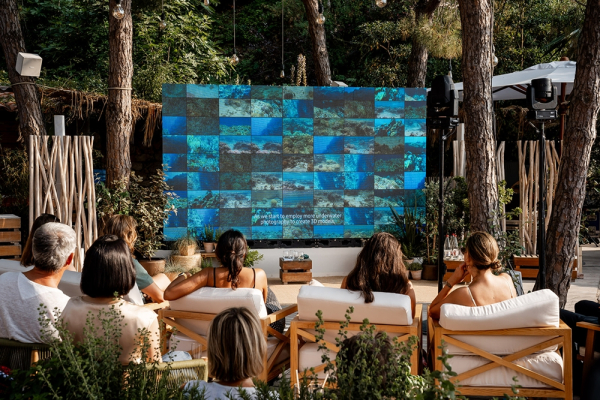 프랑스 니스에서 열린 제3차 유엔해양총회(UNOC)의 오션하우스(Ocean House)에서 삼성전자의 ‘코랄 인 포커스’ 다큐멘터리를 관람하고 있는 모습./사진=삼성전자