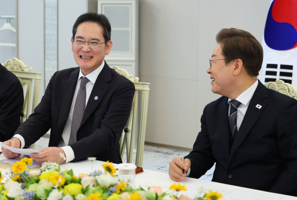 이재명 대통령이 13일 서울 용산 대통령실에서 열린 6경제단체·기업인 간담회에서 이재용 삼성전자 회장의 발언을 듣던 중 함께 미소짓고 있다./사진=대통령실통신사진기자단