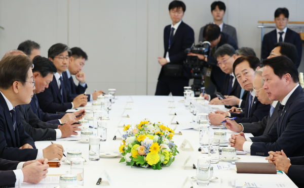 이재명 대통령이 13일 서울 용산 대통령실에서 열린 6경제단체·기업인 간담회에서 최태원 SK그룹 회장 겸 대한상공회의소 회장의 발언을 듣고 있다./사진=대통령실통신사진기자단
