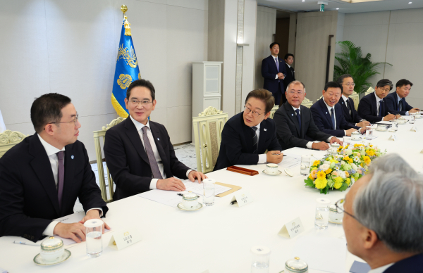 이재명 대통령이 13일 서울 용산 대통령실에서 6경제단체·기업인 간담회에서 구광모 LG그룹 회장의 발언을 듣고 있다. (왼쪽부터) 구 회장, 이재용 삼성전자 회장, 이 대통령, 정의선 현대차그룹 회장, 신동빈 롯데그룹 회장, 이형일 기획재정부 장관 직무대행, 윤성혁 산업비서관./사진=대통령실통신사진기자단