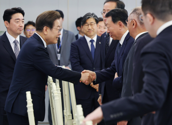 이재명 대통령이 13일 서울 용산 대통령실에서 열린 6경제단체·기업인 간담회에서 신동빈 롯데그룹 회장과 악수하고 있다./사진=대통령실통신사진기자단