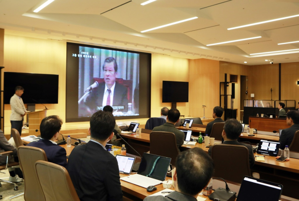 @ 2025 SK 경영전략회의에 참여한 SK 경영진이 故 최종현 선대회장의 육성을 듣고 있다. /사진=SK그룹