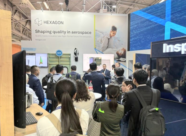 헥사곤 부스 관계자가 국내 방산 기업과 정부 산하 항공우주 R&D 기관에 헥사곤의 항공 솔루션을 설명하고 있다. [사진=헥사곤]
