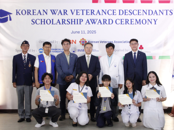 최성현 우리웰스뱅크필리핀 법인장(두번째줄 오른쪽 첫번째)이 참전용사 후손들에게 장학증서를 전달하고 있다/ 사진 = 우리금융그룹