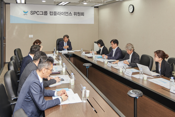 지난 16일 서울 양재동 SPC1945 사옥에서 SPC 컴플라이언스 위원회가 발족식을 갖고 김지형 위원장(가운데) 주재로 첫 회의를 하고 있다./사진=SPC그룹