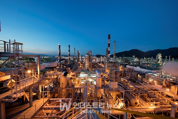 롯데케미칼이 전기차 배터리의 열폭주 현상을 지연할 수 있는 고강성 난연 PP 플라스틱을 개발했다. 사진은 롯데케미칼 여수공장 전경&nbsp;[사진=롯데케미칼]