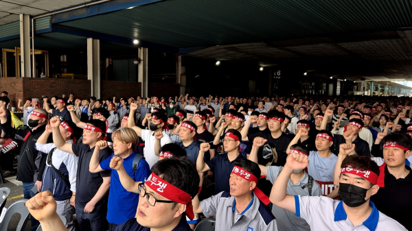 전국금속노동조합 한국GM지부가 지난 17일 한국GM 부평공장 조립사거리에서 조합원 전진대회를 열고 9개 직영 정비사업소와 부평공장 시설 매각 계획에 결사 반대한다는 구호를 외치고 있다./사진=연합뉴스