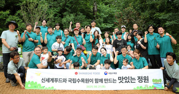 지난 21일 경기 포천시 국립수목원에서 신세계푸드 임직원과 가족들이 식물원 내 정원 조성활동을 하고 있다./사진=신세계푸드